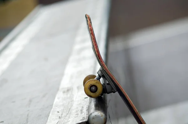 Jovem com o skate — Fotografia de Stock