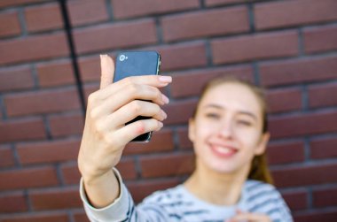 Genç kız selfie yapma