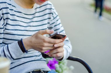 Genç bayan telefonunu kullanıyor.