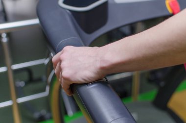 kadın yarış pisti üzerinde eğitiyor