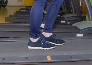 kadın yarış pisti üzerinde eğitiyor