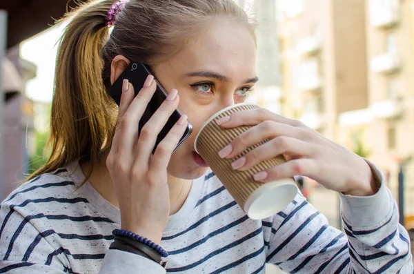 Mujer joven con sabroso café — Foto de Stock