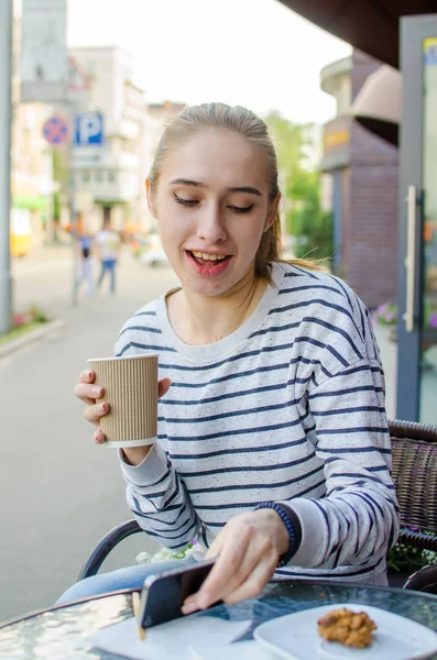Fiatal nő, ízletes kávé — Stock Fotó