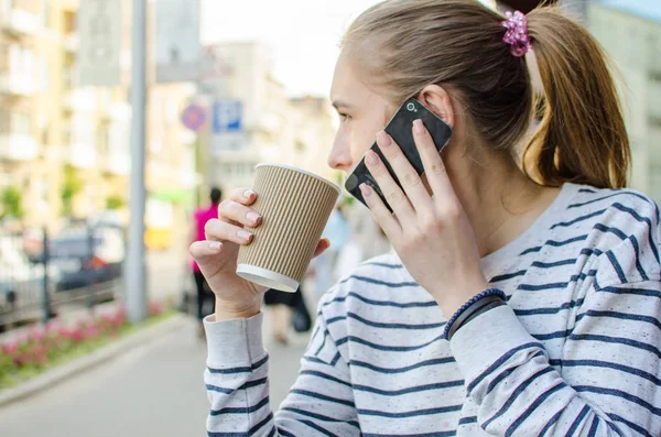 Mujer joven con sabroso café — Foto de Stock