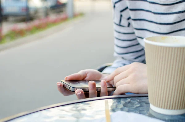 Mujer joven con sabroso café — Foto de Stock