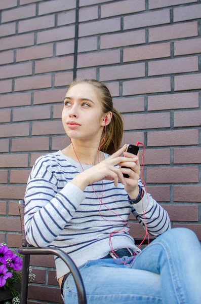 Mujer joven escuchando música — Foto de Stock