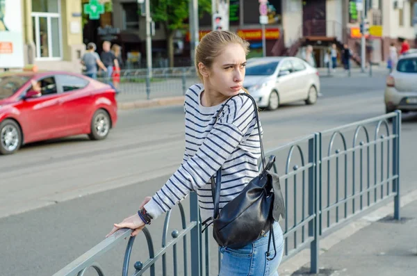 Jonge vrouw wandelen en rust — Stockfoto