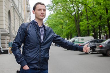 Genç adam taksi yakalamak