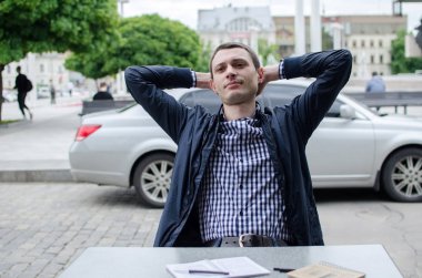 Genç adam not alıyor.