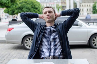 Genç adam not alıyor.