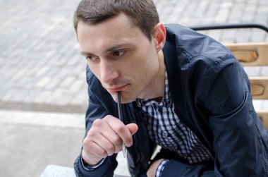 Genç adam not alıyor.