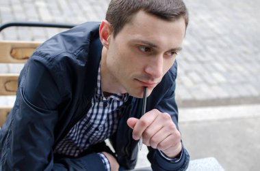 Genç adam not alıyor.