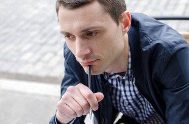 Genç adam not alıyor.