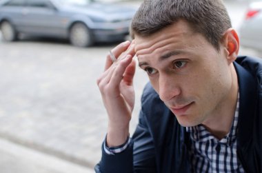 Dinlenme ve yürüyen genç adam