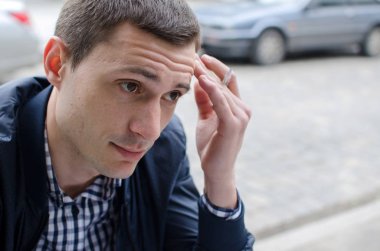 Dinlenme ve yürüyen genç adam