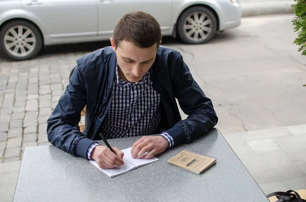 Joven tomando notas — Foto de Stock