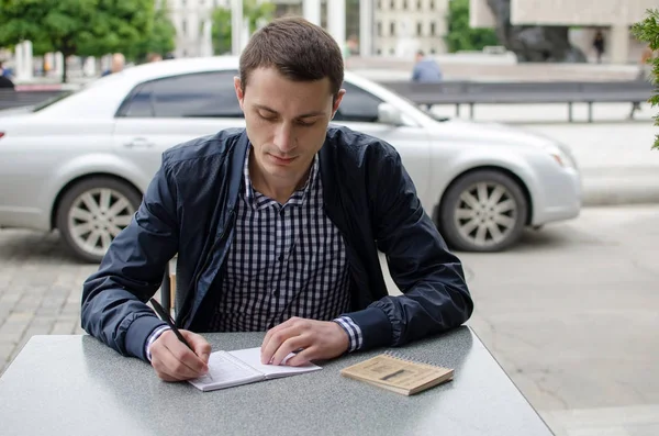 Joven tomando notas — Foto de Stock