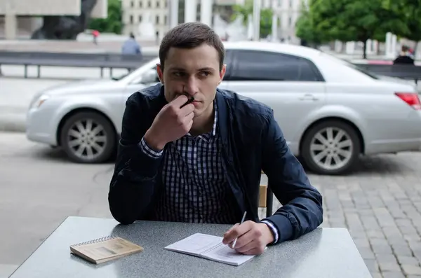 Joven tomando notas — Foto de Stock