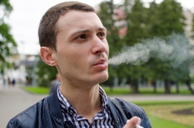 Sigara içen genç adam.