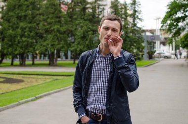 Sigara içen genç adam.