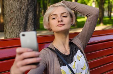 Bankta oturan Yuong kız