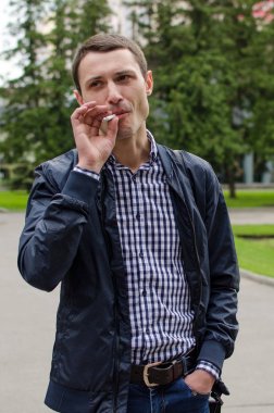 Sigara içen genç adam.