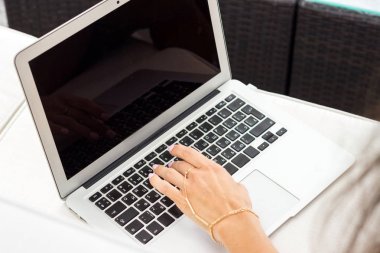 sokakta kafede onu laptop kullanan kadın