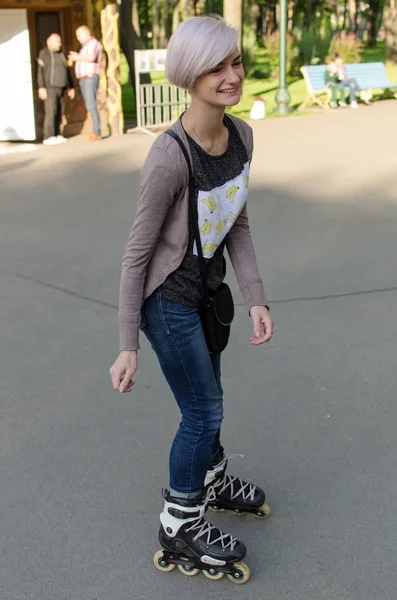Молодая девушка с роликами в парке — стоковое фото