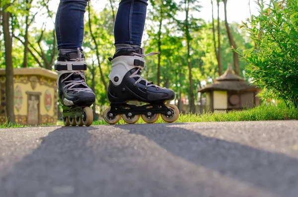 Jovem com rolos no parque — Fotografia de Stock