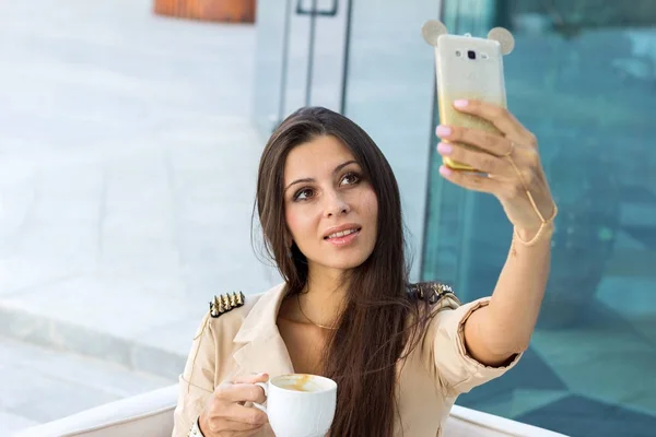 Mujer haciendo seflie con su teléfono en la calle — Foto de Stock