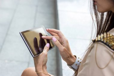 kadın sokakta tablet kullanma