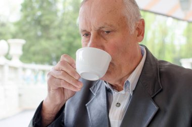 Yaşlı adam laptop kullanıyor