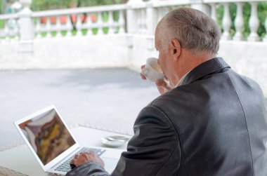 Yaşlı adam laptop kullanıyor