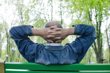 Yaşlı adam dinleniyor