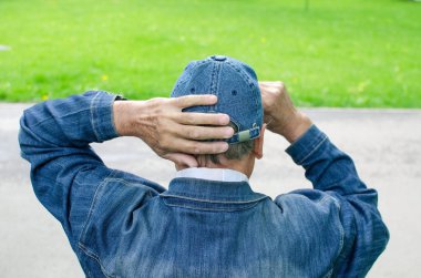 Yaşlı adam dinleniyor