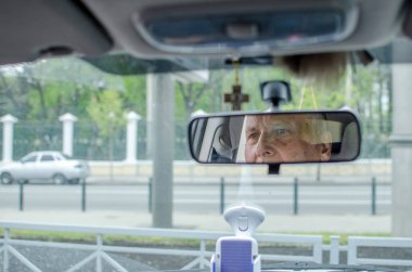 Arabada oturan yaşlı adam