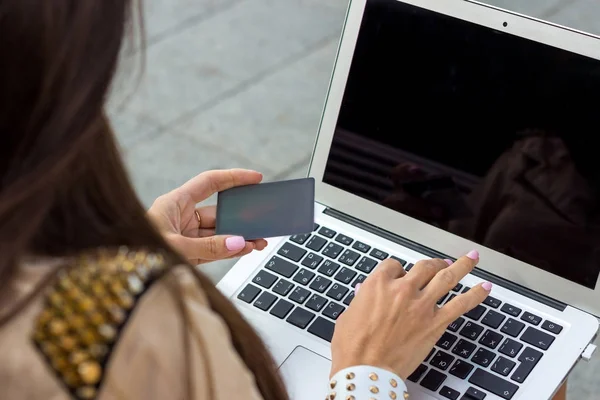 Mujer joven usando tarjeta de crédito — Foto de Stock