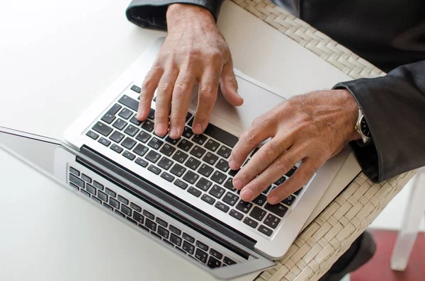 Hombre de edad está utilizando el ordenador portátil — Foto de Stock