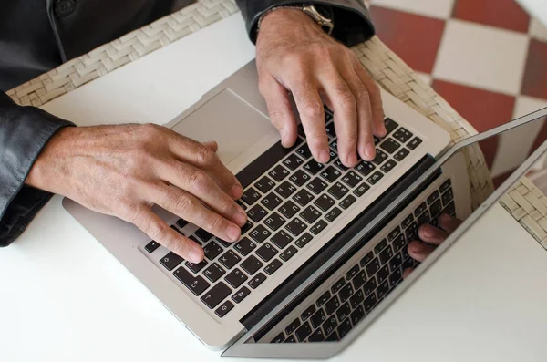 Hombre de edad está utilizando el ordenador portátil — Foto de Stock