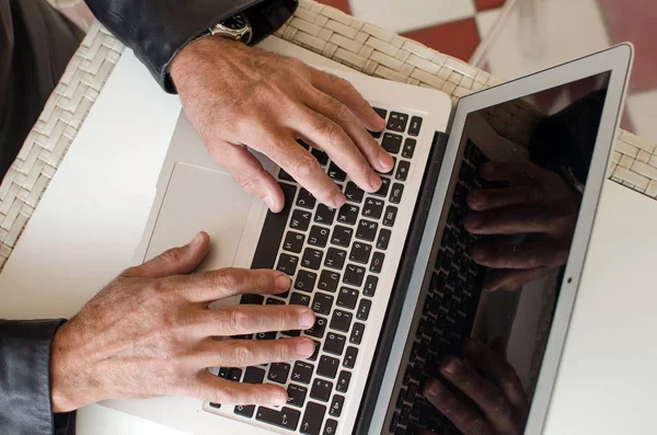 Hombre de edad está utilizando el ordenador portátil — Foto de Stock