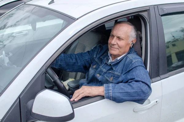 Alter Mann sitzt im Auto — Stockfoto