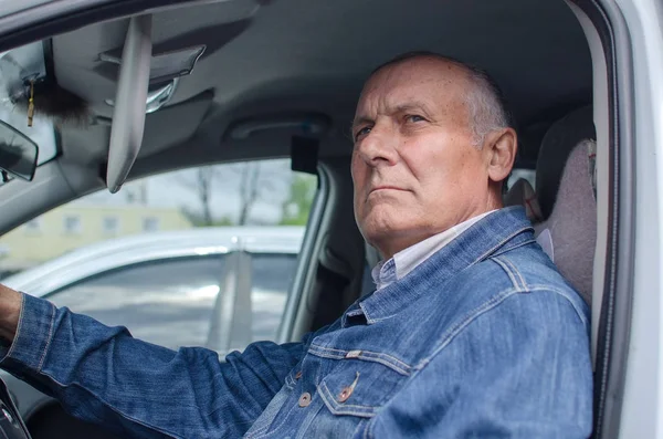 Alter Mann sitzt im Auto — Stockfoto