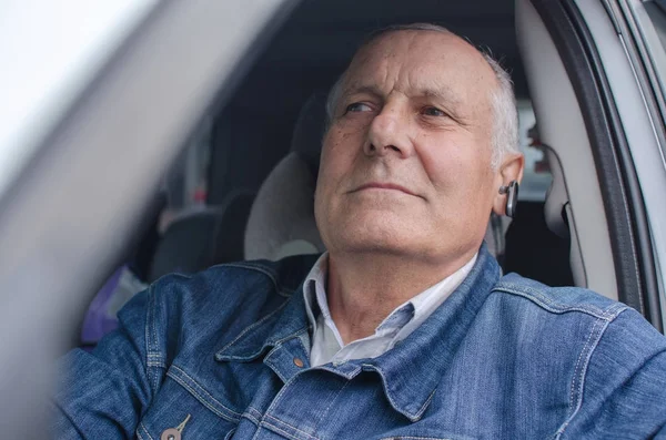 Bărbat în vârstă stând în mașină Imagine de stoc