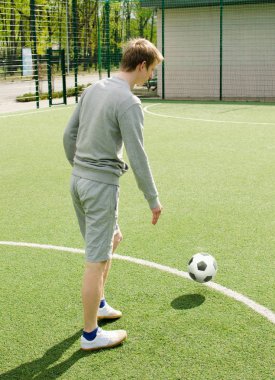 Genç adam futbol freestyle yapma