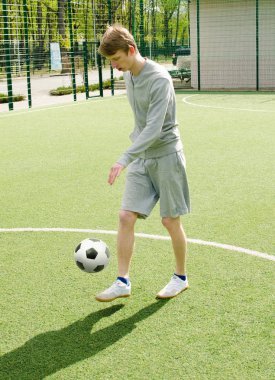 Genç adam futbol freestyle yapma