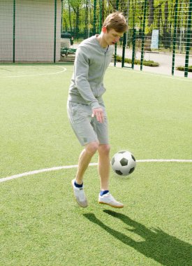 Genç adam futbol freestyle yapma