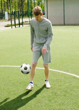 Genç adam futbol freestyle yapma