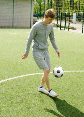 Genç adam futbol freestyle yapma