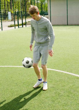 Genç adam futbol freestyle yapma