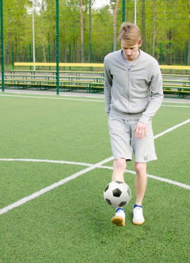 Genç adam futbol freestyle yapma